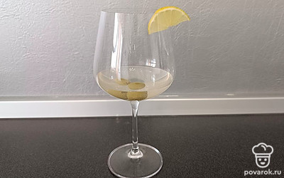 Украсьте бокал с коктейлем ломтиком лимона. Подавайте напиток с фруктами и ягодами. 