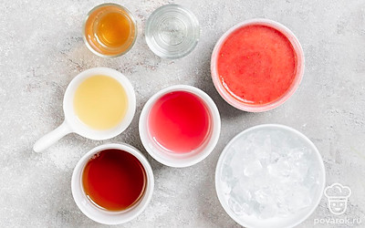 Отмерьте нужное количество всех ингредиентов. Клубничное пюре должно быть холодным. Подготовьте блендер и красивый бокал для подачи.