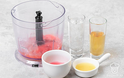 Положите в чашу блендера клубничное пюре и ледяную крошку. Налейте белую текилу, ликер «Куантро», лимонный сок, клубничный и сахарный сироп.