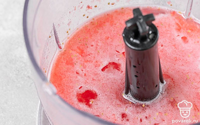 Хорошенько взбейте коктейль при помощи блендера в течение примерно 1 минуты.