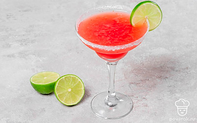 Протрите кромку бокала лаймом и обмакните в соль, а затем налейте в него коктейль. Украсьте долькой лайма. 