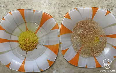 По двум разным плоским тарелкам распределите лимонный сок и тростниковый сахар. 