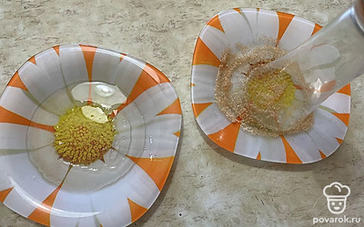 Горлышко стакана для подачи окуните сначала в лимонный сок, а затем в сахар. На стакане должна появиться сахарная каемка. 