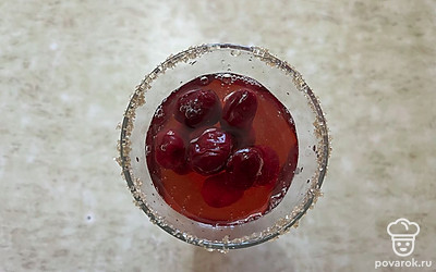 Потом все ингредиенты залейте яблочным соком и перемешайте. 