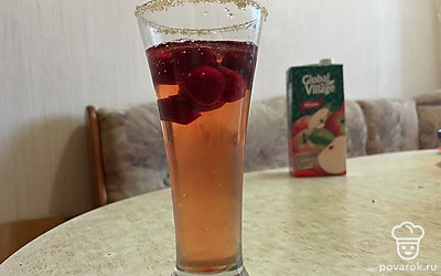 Подавайте коктейль к столу вместе с трубочкой. 