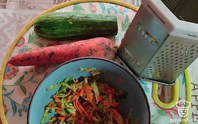 Молодой нежный кабачок и сладкую морковь очищаем. Моем, натираем на крупной терке.