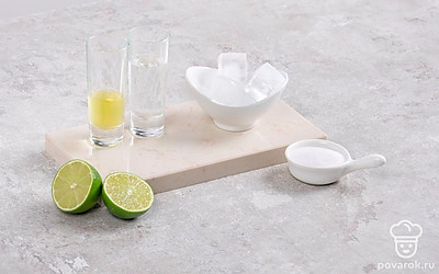 Подготовьте шейкер, небольшую тарелку, сито и бокал для коктейля.