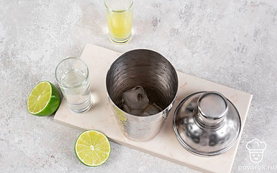 Добавьте в шейкер ликер, кубики льда, текилу и лаймовый сок. Встряхните ингредиенты, чтобы они смешались.