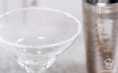 Пересыпьте соль в тарелку. Смочите края бокала, а затем опустите в соль. Стряхните остатки, оставляя тонкий ободок соли. Перелейте готовый напиток в бокал через сито.
