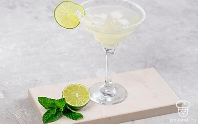 Украсьте коктейль «Маргарита» долькой лайма и веточкой мяты.