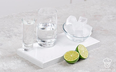 Выжмите сок из дольки лайма. Подготовьте стакан с толстым дном.