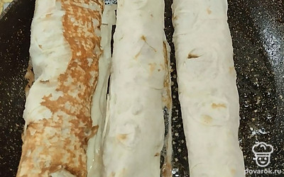 Нарезаем тонкий лаваш на прямоугольники. Один край прямоугольников смазываем горчицей. Выкладываем подготовленные сыр, овощи и сосиски. Сворачиваем трубочки. Обжариваем их на сковороде с растительным маслом.