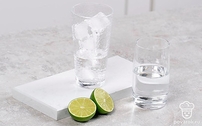 Положите несколько кубиков льда в стакан для напитка. Затем заполните его джином и подождите около 30 секунд, чтобы лед начал трескаться.