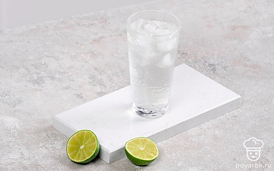 Добавьте к ингредиентам тоник и сок лайма, а затем аккуратно перемешайте.