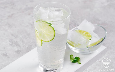 Чтобы украсить готовый коктейль, используйте дольку лайма. Поместите ее на ободок стакана или добавьте в сам напиток.