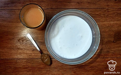 Подготовьте необходимое количество кефира и меда. Если используете ягоды облепихи, пропустите их через соковыжималку. Затем протрите массу через сито.