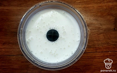 Перелейте кефир в отдельную емкость и взбивайте в течение 3 минут на средней скорости. Итоговый состав должен быть однородным с небольшим количеством пузырьков.