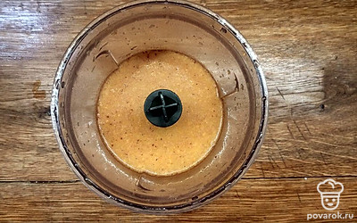 Затем отдельно взбейте ягоды облепихи или сок, добавив мед до однородного состояния. Получившуюся массу пропустите через мелкое сито. Влейте во взбитый кефир и тщательно перемешайте. Поставьте в холодильник на 10 минут.