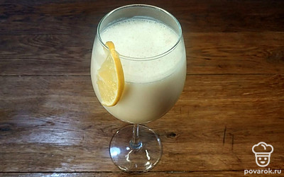 Разлейте коктейль по бокалам, предварительно положив на дно несколько кубиков льда. Подавайте в слегка охлажденном виде. Для украшения используйте дольку лимона или свежие ягоды.