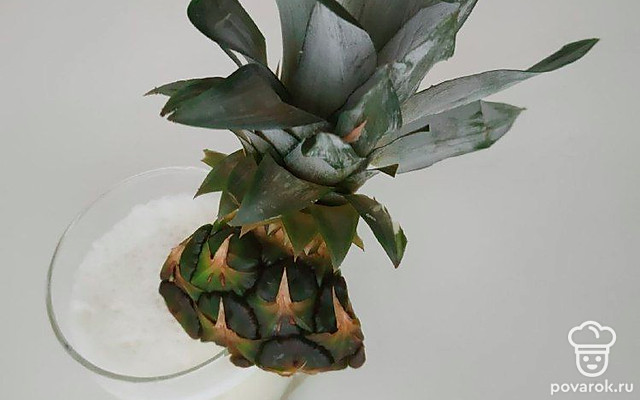 Освежающий коктейль из ананасового сока, рома и кокосовых сливок — Рецепт с фото