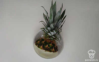 От ананаса аккуратно срежьте хвостик с верхушкой плода. Это пойдет для украшения бокала. С остального ананаса выжмите сок.