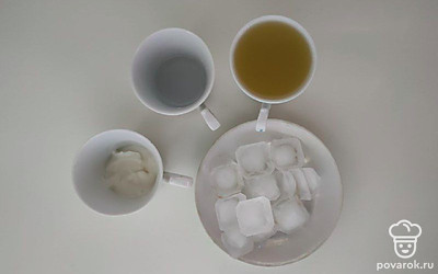 Загрузите в блендер кокосовые сливки, ром, сок ананаса и лед. Перебейте до однородности. Перелейте в стакан для коктейля.