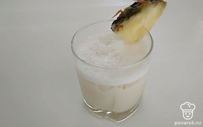 Украсьте коктейль хвостиком или кусочком ананаса. Нанесите сахарную кайму и подайте на стол. Поставьте вазочку с печеньем или конфетами.