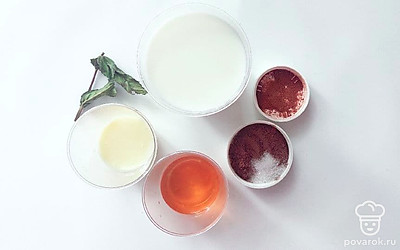 Миндальное молоко налейте в глубокую тарелку. Горячий шоколад налейте в маленькую тарелочку. Виски налейте в рюмку. Также в рюмку налейте ликер. Сахар насыпьте в тарелочку. Мяту положите рядом. Орехи положите в блюдце.