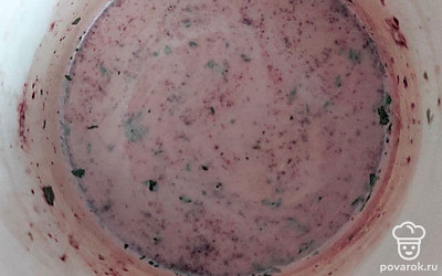 В небольшой кастрюле перемешайте миндальное молоко, виски, ликер, мяту, шоколад и сахар. Поставьте на медленный огонь до закипания.