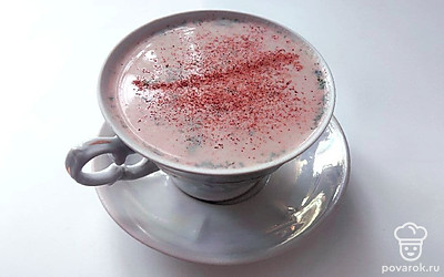 Налейте коктейль в стакан и украсьте мускатным орехом.