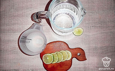 Промойте и нарежьте лайм дольками.