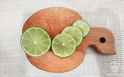 Смешайте 50 мл текилы и 100 мл сильногазированного лимонада. Украсьте напиток дольками лайма.