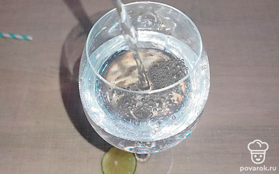 Накройте бокал салфеткой и ударьте дном о любую поверхность.