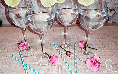 Коктейль пьется залпом, поэтому используйте коктейльные трубочки только в качестве украшения. Подавайте напиток дорогим гостям и близким.