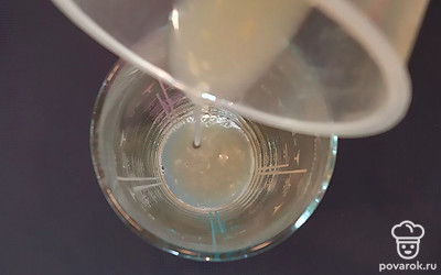 В шейкер наливаем персиковый сок, затем коньяк.