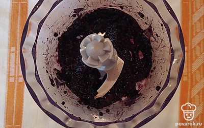 Ежевику измельчаем до пюреобразного состояния.