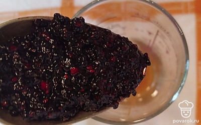 В коктейль кладем 1 столовую ложку измельченной ежевики и взбиваем шейкером.