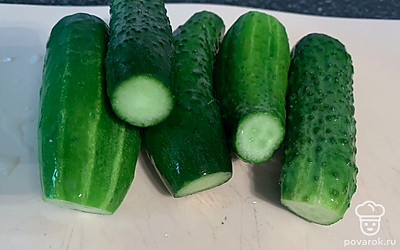 Огурцы помыть, срезать у них концы с двух сторон.