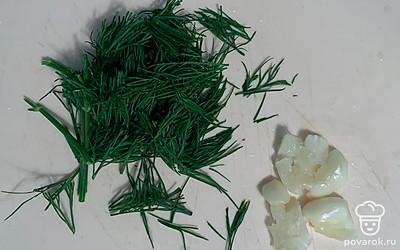 Укроп нарезать, чеснок раздавить ножом.