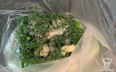 Поместить огурцы в пакет, добавить укроп, чеснок и соль.