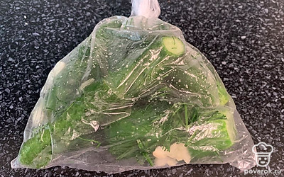 Завязать пакет, все перемешать. Отправить в холодильник на сутки. Периодически пакет нужно встряхивать, чтобы огурцы равномерно просаливались.