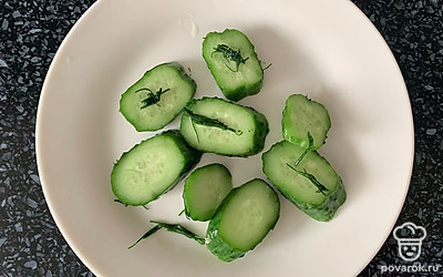 Перед подачей нарезать.