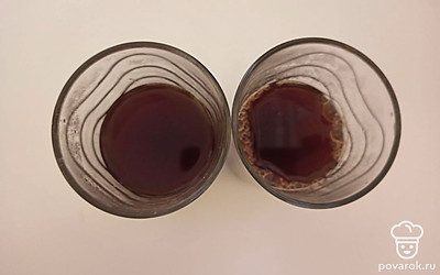 Взбейте холодные сливки венчиком до получения однородной пышной пены. Разлейте сироп по бокалам и влейте виски. Следом добавьте сваренный кофе и аккуратно выложите ложкой взбитые сливки поверх кофе.