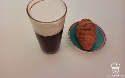 Приготовленный напиток подаем в стеклянных бокалах. С кофейным коктейлем хорошо сочетаются различные десерты, нежная выпечка. Коктейль пьем размерено, не забывая о том, что он горячий и немного алкогольный.