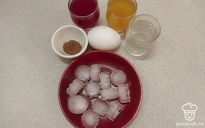 Приготовьте все ингредиенты напитка. Откупорьте сироп и ликер. Приготовьте кухонную технику и посуду для напитка.