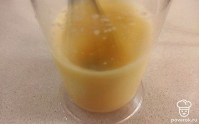 Взбейте яйцо с абрикосовым ликером. Добавьте к яично-ликерной смеси сакэ и вишневый сироп. Взбейте все еще раз.