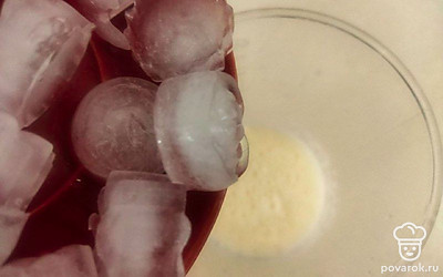 Всыпьте колотый лед, взбейте и процедите напиток через ситечко и налейте в бокал. Сверху присыпьте крошкой мускатного ореха.