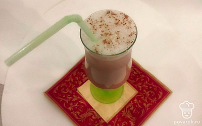 Напиток со вкусом абрикоса и вишни подайте на стол, украсив ломтиком фрукта. Подайте соломинку, вазочку с печеньем.