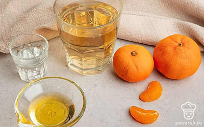 Выложьте необходимые ингредиенты. Выжмите необходимое количество сока.