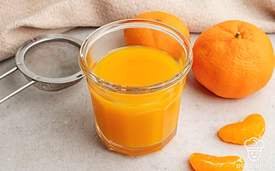 Перелейте в шейкер или удобный для взбалтывания стакан подготовленный сок, предварительно процедив его.